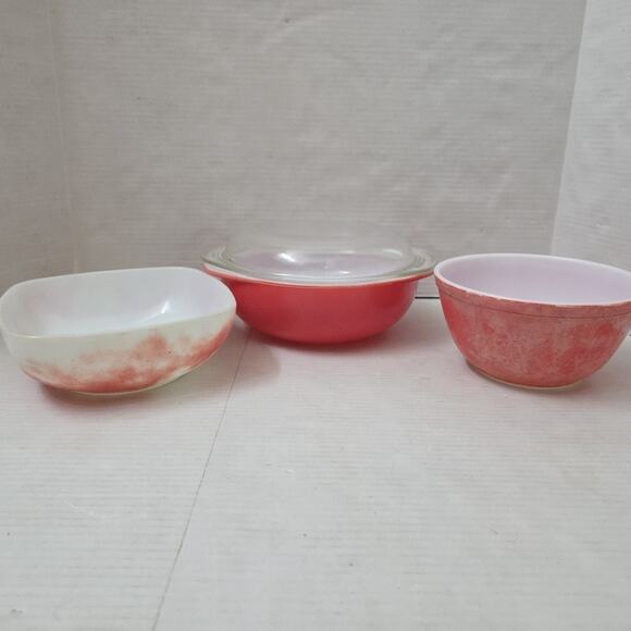 3 Vintage Pyrex Dish Set Pink White Glass 1.5 Quart 515B, 402 + 2qt W Lid 024 - Picture 2 of 15